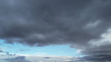 Soğuk ve Rüzgarlı Gün 'de Güzel Gök ve Bulutların Yüksek Açı Görüntüsü