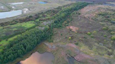 İngiltere, Bedfordshire 'ın en güzel kırsal manzarasının havadan görüntüsü. Görüntü İHA 'nın Kamerasıyla 30 Ekim 2023' te Güzel Kısmen Bulutlu Gün 'de çekildi..