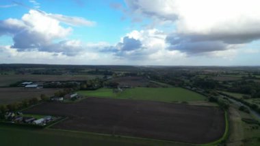 İngiltere, Bedfordshire 'ın en güzel kırsal manzarasının havadan görüntüsü. Görüntü İHA 'nın Kamerasıyla 30 Ekim 2023' te Güzel Kısmen Bulutlu Gün 'de çekildi..