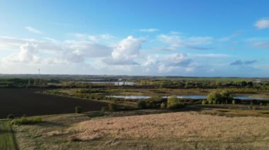 İngiltere, Bedfordshire 'ın en güzel kırsal manzarasının havadan görüntüsü. Görüntü İHA 'nın Kamerasıyla 30 Ekim 2023' te Güzel Kısmen Bulutlu Gün 'de çekildi..