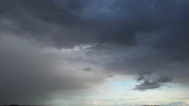 Soğuk ve Rüzgarlı Gün 'de Güzel Gök ve Bulutların Yüksek Açı Görüntüsü