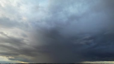 Soğuk ve Rüzgarlı Gün 'de Güzel Gök ve Bulutların Yüksek Açı Görüntüsü