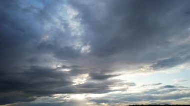 Soğuk ve Rüzgarlı Gün 'de Güzel Gök ve Bulutların Yüksek Açı Görüntüsü
