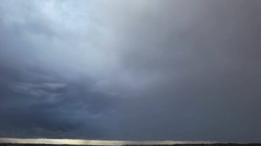 Soğuk ve Rüzgarlı Gün 'de Güzel Gök ve Bulutların Yüksek Açı Görüntüsü