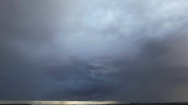 Soğuk ve Rüzgarlı Gün 'de Güzel Gök ve Bulutların Yüksek Açı Görüntüsü