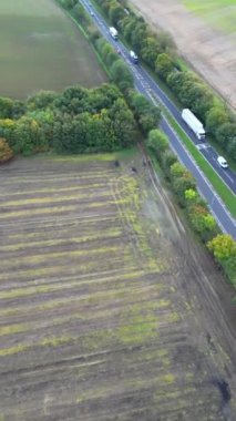 İngiltere, Bedfordshire 'ın en güzel kırsal manzarasının havadan görüntüsü. Görüntü İHA 'nın Kamerasıyla 30 Ekim 2023' te Güzel Kısmen Bulutlu Gün 'de çekildi..