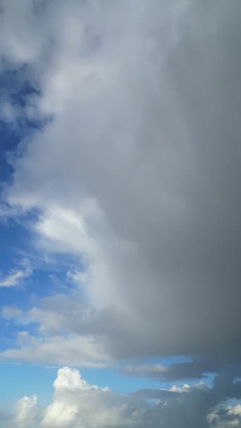 在寒冷和多风的日子里 英格兰上空美丽的天空和云彩的高角度影像 — 图库视频影像
