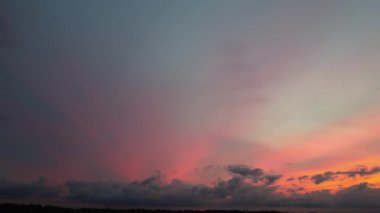 Soğuk ve Rüzgarlı Akşamlarda Güzel Gök ve Bulutların Yüksek Açı Görüntüsü