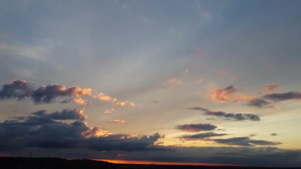 在寒冷和多风的夜晚 英格兰上空美丽的天空和云彩的高角影像 — 图库视频影像