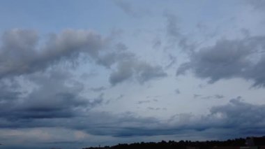 Soğuk ve Rüzgarlı Akşamlarda Güzel Gök ve Bulutların Yüksek Açı Görüntüsü