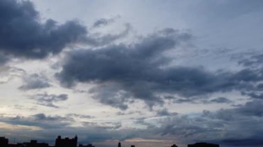 Soğuk ve Rüzgarlı Akşamlarda Güzel Gök ve Bulutların Yüksek Açı Görüntüsü