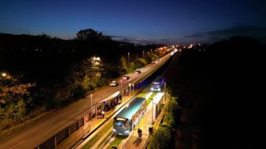 Gece boyunca İngiltere 'nin Luton şehrinin Aydınlanmış Yolları ve Konut Bölgesi Yüksek Açı Görünümü. Kamera 4 Kasım 2023 'te İHA' nın Kamerasıyla çekildi.