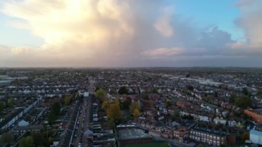 Gece boyunca İngiltere 'nin Luton şehrinin Aydınlanmış Yolları ve Konut Bölgesi Yüksek Açı Görünümü. Kamera 4 Kasım 2023 'te İHA' nın Kamerasıyla çekildi.