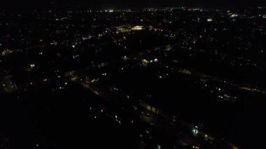 Gece boyunca İngiltere 'nin Luton şehrinin Aydınlanmış Yolları ve Konut Bölgesi Yüksek Açı Görünümü. Kamera 4 Kasım 2023 'te İHA' nın Kamerasıyla çekildi.
