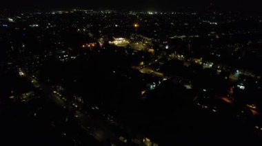 Gece boyunca İngiltere 'nin Luton şehrinin Aydınlanmış Yolları ve Konut Bölgesi Yüksek Açı Görünümü. Kamera 4 Kasım 2023 'te İHA' nın Kamerasıyla çekildi.