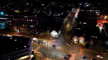 Gece boyunca İngiltere 'nin Luton şehrinin Aydınlanmış Yolları ve Konut Bölgesi Yüksek Açı Görünümü. Kamera 4 Kasım 2023 'te İHA' nın Kamerasıyla çekildi.