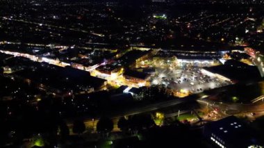 Gece boyunca İngiltere 'nin Luton şehrinin Aydınlanmış Yolları ve Konut Bölgesi Yüksek Açı Görünümü. Kamera 4 Kasım 2023 'te İHA' nın Kamerasıyla çekildi.