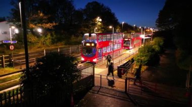 Gece boyunca İngiltere 'nin Luton şehrinin Aydınlanmış Yolları ve Konut Bölgesi Yüksek Açı Görünümü. Kamera 4 Kasım 2023 'te İHA' nın Kamerasıyla çekildi.