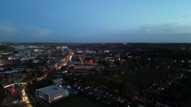 Gece boyunca İngiltere 'nin Luton şehrinin Aydınlanmış Yolları ve Konut Bölgesi Yüksek Açı Görünümü. Kamera 4 Kasım 2023 'te İHA' nın Kamerasıyla çekildi.