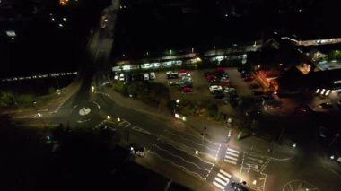 İngiltere 'de Aydınlanmış Letchworth Garden City' nin En Güzel Yüksek Açılı Görüntüsü. Görüntü, İHA 'nın Kamerasıyla 11 Kasım 2023' te Günbatımından Sonra