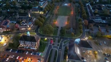 İngiltere 'de Aydınlanmış Letchworth Garden City' nin En Güzel Yüksek Açılı Görüntüsü. Görüntü, İHA 'nın Kamerasıyla 11 Kasım 2023' te Günbatımından Sonra
