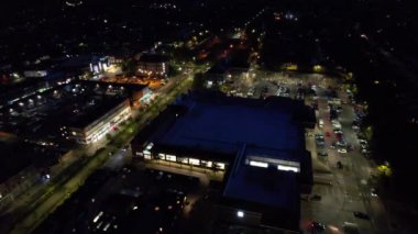 İngiltere 'de Aydınlanmış Letchworth Garden City' nin En Güzel Yüksek Açılı Görüntüsü. Görüntü, İHA 'nın Kamerasıyla 11 Kasım 2023' te Günbatımından Sonra