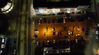 İngiltere 'de Aydınlanmış Letchworth Garden City' nin En Güzel Yüksek Açılı Görüntüsü. Görüntü, İHA 'nın Kamerasıyla 11 Kasım 2023' te Günbatımından Sonra