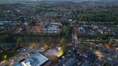 İngiltere 'de Aydınlanmış Letchworth Garden City' nin En Güzel Yüksek Açılı Görüntüsü. Görüntü, İHA 'nın Kamerasıyla 11 Kasım 2023' te Günbatımından Sonra