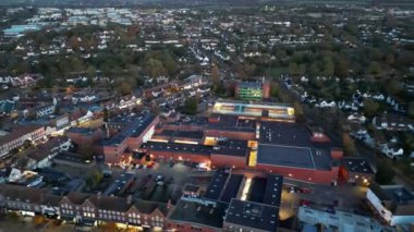 İngiltere 'de Aydınlanmış Letchworth Garden City' nin En Güzel Yüksek Açılı Görüntüsü. Görüntü, İHA 'nın Kamerasıyla 11 Kasım 2023' te Günbatımından Sonra