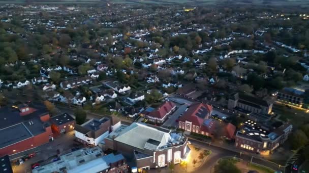 イギリスのライトアップされたレシュヴァースガーデンシティの最も美しい高角度の映像 ドローンのカメラで撮影された映像 11月11日 2023 アフター サンセット — ストック動画