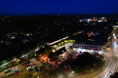 Günbatımından sonra İngiltere 'nin Aydınlanmış Letchworth Garden City' sinin havadan görüntüsü. Görüntü, İHA 'nın Kamerasıyla 11 Kasım 2023' te Günbatımından Sonra