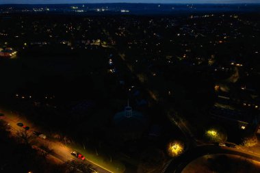 Günbatımından sonra İngiltere 'nin Aydınlanmış Letchworth Garden City' sinin havadan görüntüsü. Görüntü, İHA 'nın Kamerasıyla 11 Kasım 2023' te Günbatımından Sonra