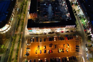 Günbatımından sonra İngiltere 'nin Aydınlanmış Letchworth Garden City' sinin havadan görüntüsü. Görüntü, İHA 'nın Kamerasıyla 11 Kasım 2023' te Günbatımından Sonra