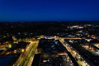 Günbatımından sonra İngiltere 'nin Aydınlanmış Letchworth Garden City' sinin havadan görüntüsü. Görüntü, İHA 'nın Kamerasıyla 11 Kasım 2023' te Günbatımından Sonra