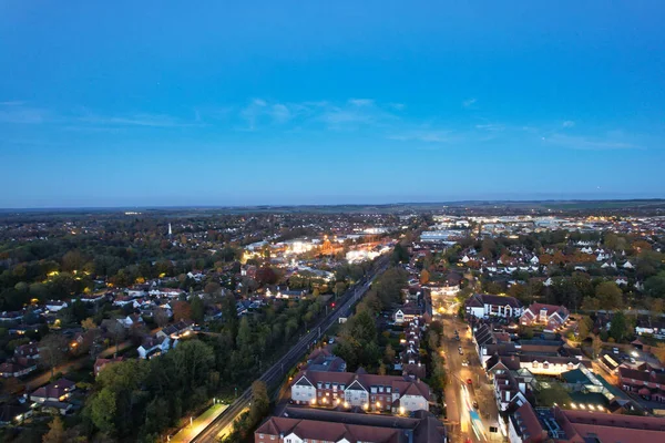 Günbatımından sonra İngiltere 'nin Aydınlanmış Letchworth Garden City' sinin havadan görüntüsü. Görüntü, İHA 'nın Kamerasıyla 11 Kasım 2023' te Günbatımından Sonra