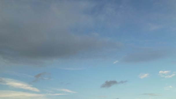 Bella Luminosa Cielo Blu Con Poche Nuvole Spesse Durante Sunny — Video Stock