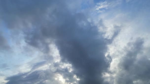 イギリスのルートン市の上の晴れた日の間に少数の厚い雲が付いている美しく 明るい青い空 ドローンのカメラで撮影 — ストック動画