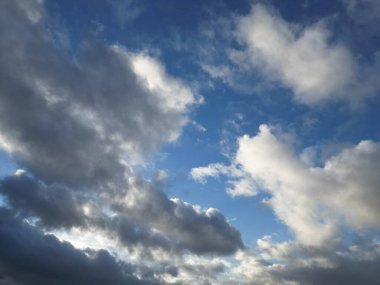 İngiltere 'de Eşsiz Gökyüzü ve Bulutların Yüksek Açı Görüntüsü