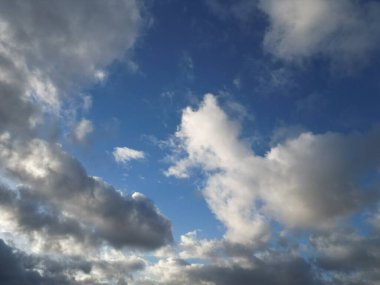 İngiltere 'de Eşsiz Gökyüzü ve Bulutların Yüksek Açı Görüntüsü