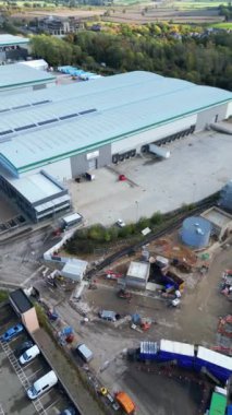 İngiltere 'nin Hemel Hempstead şehrinin En Güzel Yüksek Açılı Dikey ve Portre Tarzı Görüntüsü. İHA 'nın Kamerasıyla 5 Kasım 2023' te Parlak Güneş ve Rüzgarlı Gün 'de Çekilen Görüntü.