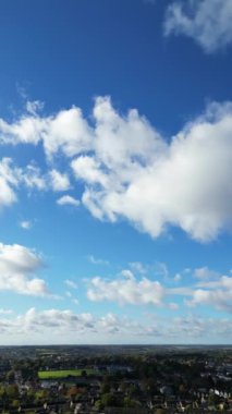 İngiltere 'nin Hemel Hempstead şehrinin En Güzel Yüksek Açılı Dikey ve Portre Tarzı Görüntüsü. İHA 'nın Kamerasıyla 5 Kasım 2023' te Parlak Güneş ve Rüzgarlı Gün 'de Çekilen Görüntü.