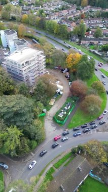İngiltere 'nin Hemel Hempstead şehrinin En Güzel Yüksek Açılı Dikey ve Portre Tarzı Görüntüsü. İHA 'nın Kamerasıyla 5 Kasım 2023' te Parlak Güneş ve Rüzgarlı Gün 'de Çekilen Görüntü.