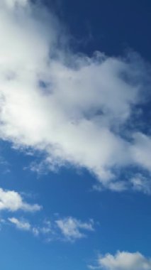 Yüksek Açılı İnsansız Hava Aracı 'nın Eşsiz Gökyüzü Kamera Görüntüsü ve İngiltere' de Hızlı Hareketli Kış Bulutları