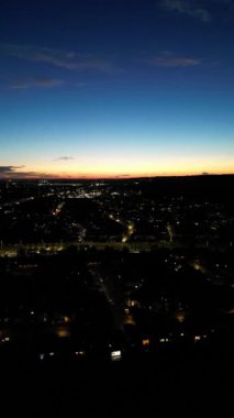 Gece boyunca İngiltere 'nin Luton şehrinin Aydınlanmış Yolları ve Konut Bölgesi Yüksek Açı Görünümü. Görüntü İHA 'nın Kamerasıyla 3 Kasım 2023' te çekildi.