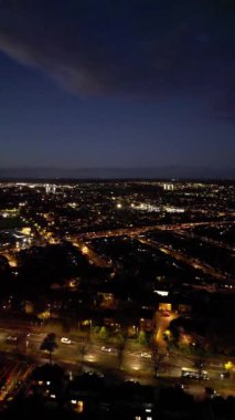 Gece boyunca İngiltere 'nin Luton şehrinin Aydınlanmış Yolları ve Konut Bölgesi Yüksek Açı Görünümü. Görüntü İHA 'nın Kamerasıyla 3 Kasım 2023' te çekildi.