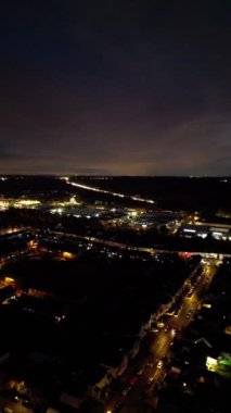 Gece boyunca İngiltere 'nin Luton şehrinin Aydınlanmış Yolları ve Konut Bölgesi Yüksek Açı Görünümü. Görüntü İHA 'nın Kamerasıyla 3 Kasım 2023' te çekildi.