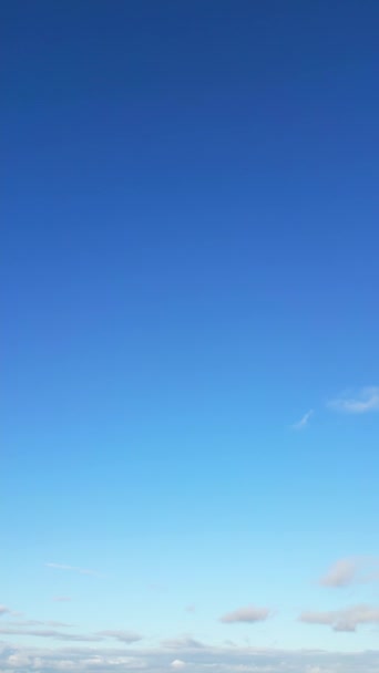 寒さと風の日にイングランド上空の美しい空と雲の高角度の映像 — ストック動画