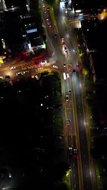 夜のイングランド中央ルートンタウンの照らされた道路と住宅地区の高角度ビュー ドローンのカメラで撮影された映像 2023年11月3日 — ストック動画