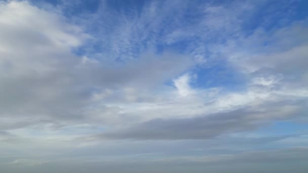 Eşsiz Gökyüzünün Yüksek Açılı Hızlandırılmış Görüntüsü Ngiltere Üzerindeki Dramatik Bulutlar — Stok video