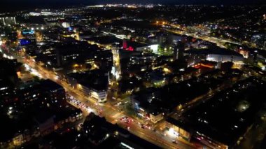 Gece boyunca İngiltere 'nin Luton şehrinin Aydınlanmış Yolları ve Konut Bölgesi Yüksek Açı Görünümü. Kamera 4 Kasım 2023 'te İHA' nın Kamerasıyla çekildi.